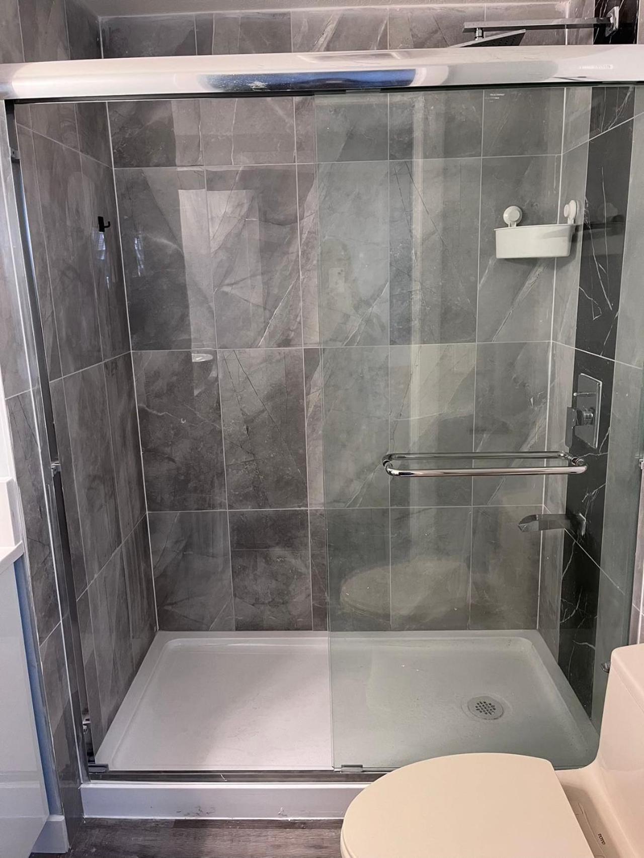Elegant Garden Suite&2Mins Bus Station Close Lrt& Free Parking YYC Zimmer foto